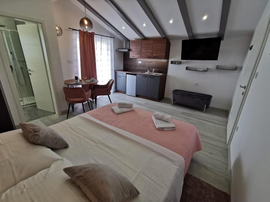 New Nikolina 4 Star Apartment Mali Lošinj Екстериор снимка